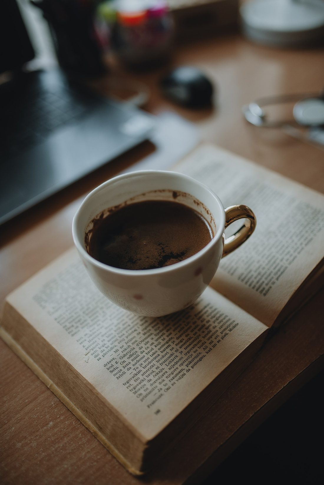Caffè su un libro aperto